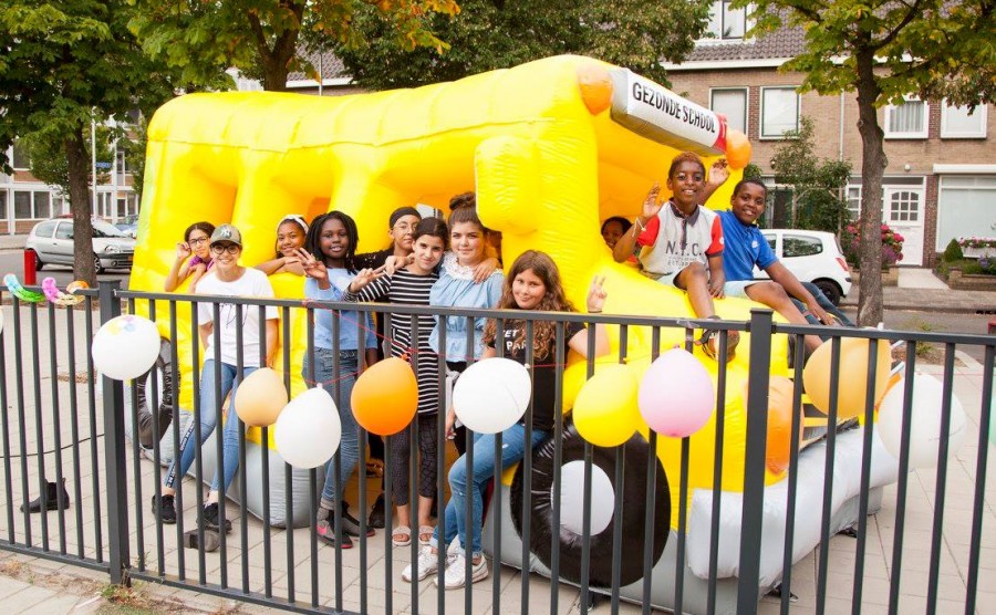 kinderen op een springkussen